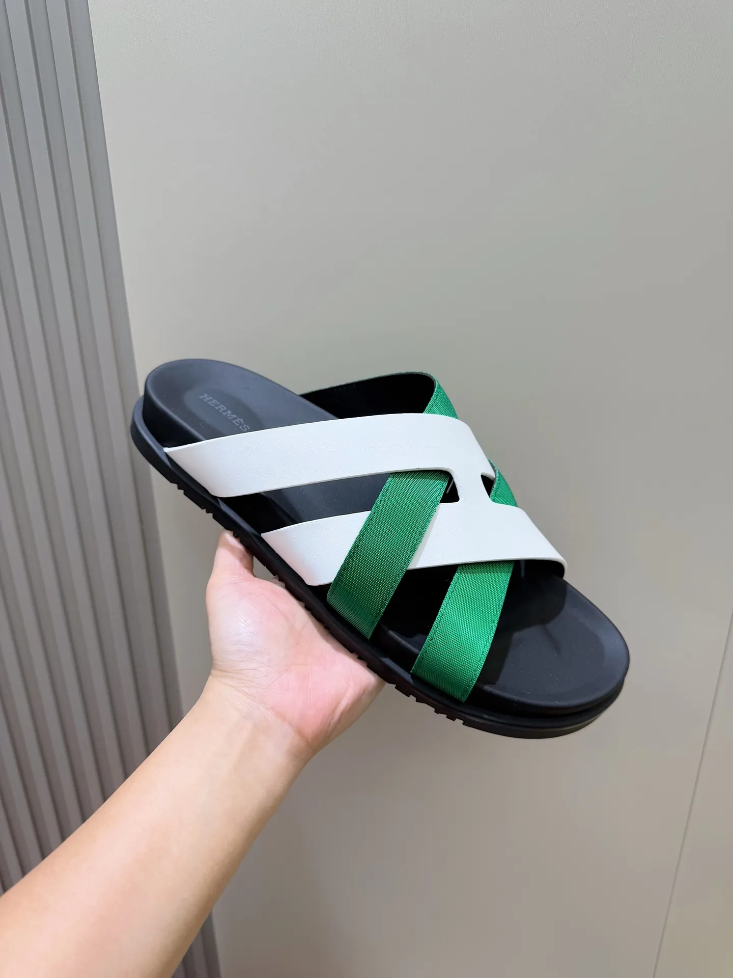 Batch 280 Hermes men's Kazimir slippers - top quality woven calfskin functional sandals, with interwoven uppers inspired by the "H" iconic pattern to create a casual look, perfect for summer. Imported cowhide + cowhide lining + rubber outsole Size: 38-44 (.45.46 customized)